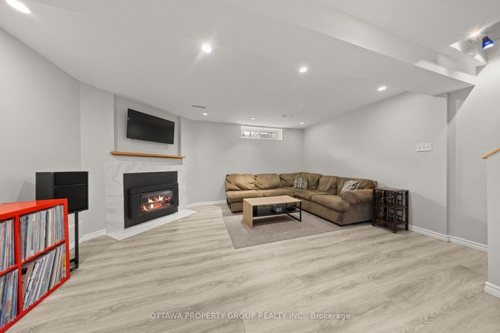 Photo 10 at 13 Bentbrook Crescent, Nepean (Heritage Park), Ottawa