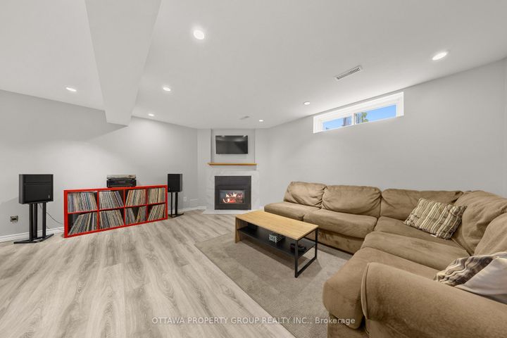 Photo 11 at 13 Bentbrook Crescent, Nepean (Heritage Park), Ottawa
