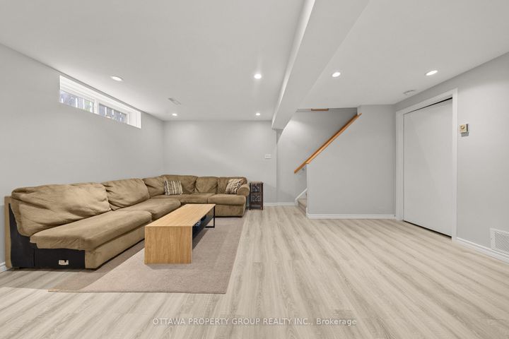 Photo 12 at 13 Bentbrook Crescent, Nepean (Heritage Park), Ottawa