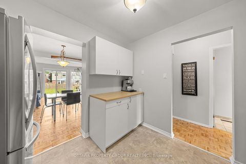 Photo 3 at 13 Bentbrook Crescent, Nepean (Heritage Park), Ottawa