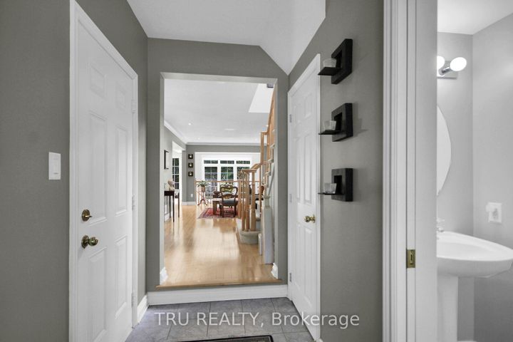 Photo 4 at 109 Braddock Private, Nepean (Stonebridge), Ottawa