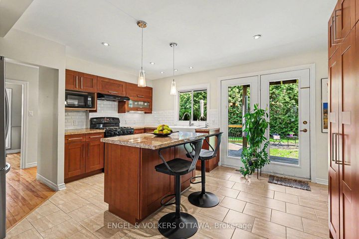 Photo 8 at 176 Sanford Avenue, Nepean (Courtland Park), Ottawa