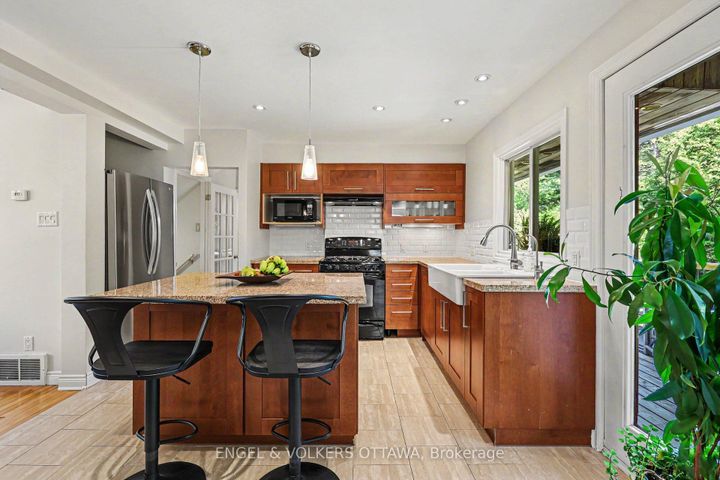 Photo 9 at 176 Sanford Avenue, Nepean (Courtland Park), Ottawa
