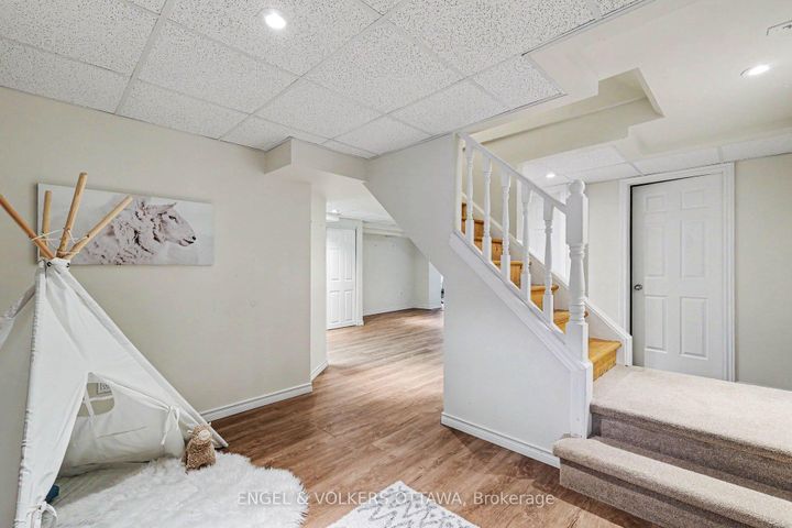 Photo 24 at 176 Sanford Avenue, Nepean (Courtland Park), Ottawa
