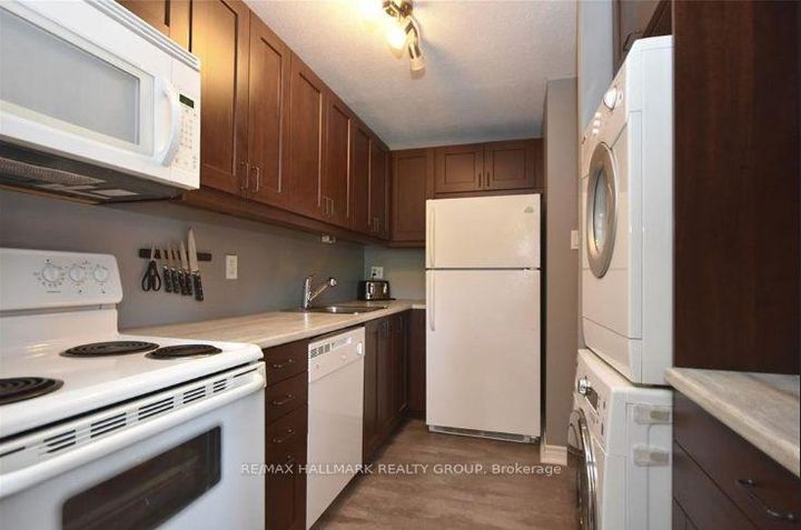 Photo 4 at 1 - 14 Sweetbriar Circle, Nepean (Pheasant Run), Ottawa