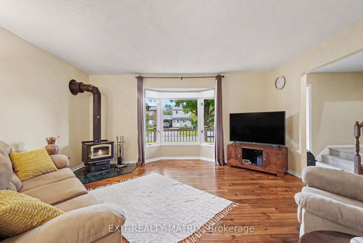 Photo 5 at 30 Bartley Crescent, Nepean (On the Green), Ottawa
