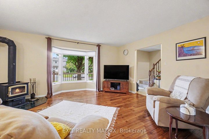 Photo 6 at 30 Bartley Crescent, Nepean (On the Green), Ottawa