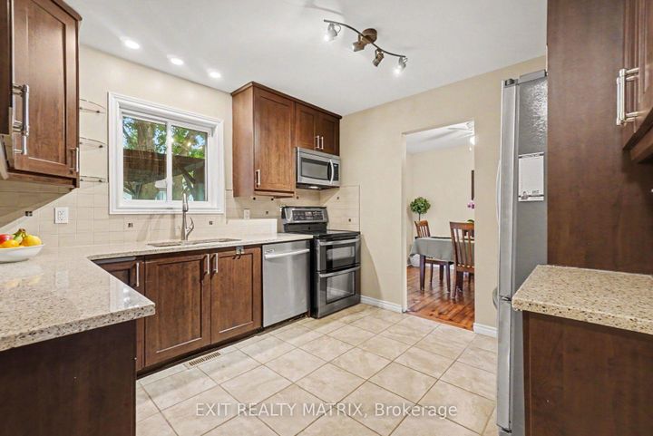 Photo 9 at 30 Bartley Crescent, Nepean (On the Green), Ottawa