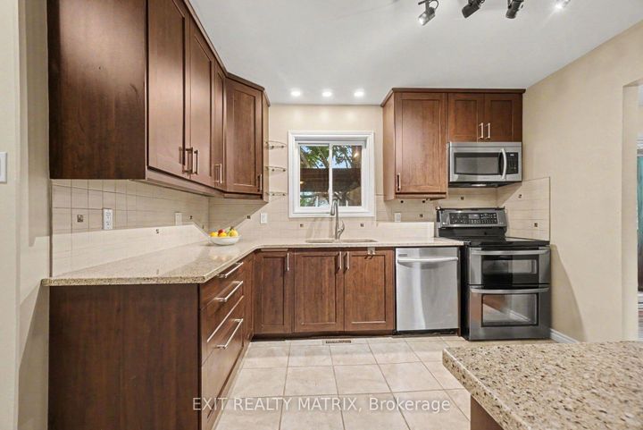 Photo 10 at 30 Bartley Crescent, Nepean (On the Green), Ottawa