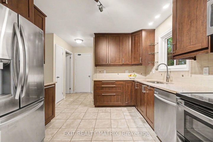 Photo 11 at 30 Bartley Crescent, Nepean (On the Green), Ottawa