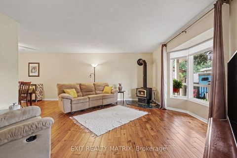 Photo 3 at 30 Bartley Crescent, Nepean (On the Green), Ottawa