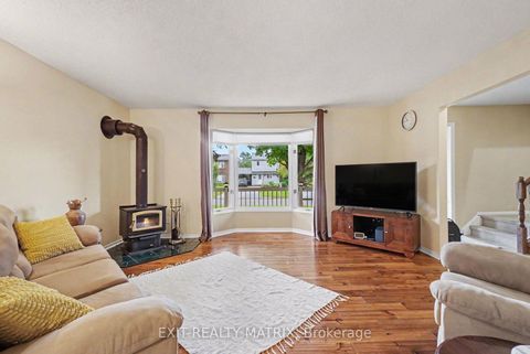 Photo 5 at 30 Bartley Crescent, Nepean (On the Green), Ottawa