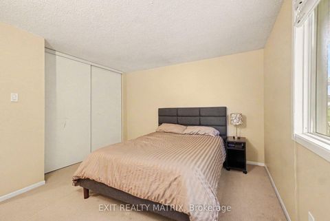 Photo 15 at 30 Bartley Crescent, Nepean (On the Green), Ottawa