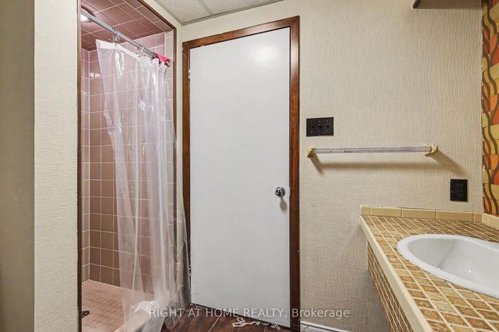 Photo 17 at 1640 FISHER Avenue, Nepean (Borden Farm/Stewart Farm/Carleton Heights/Parkwood Hills), Ottawa