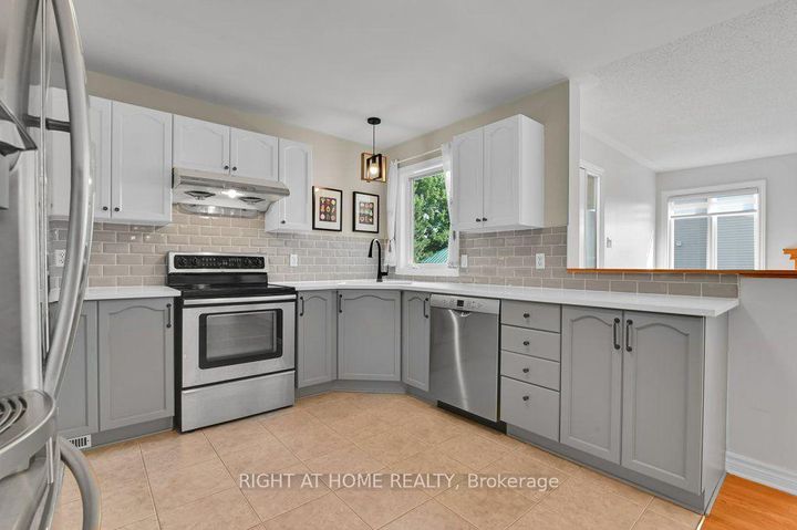 Photo 8 at 198 Deerfox Drive, Nepean (Longfields), Ottawa