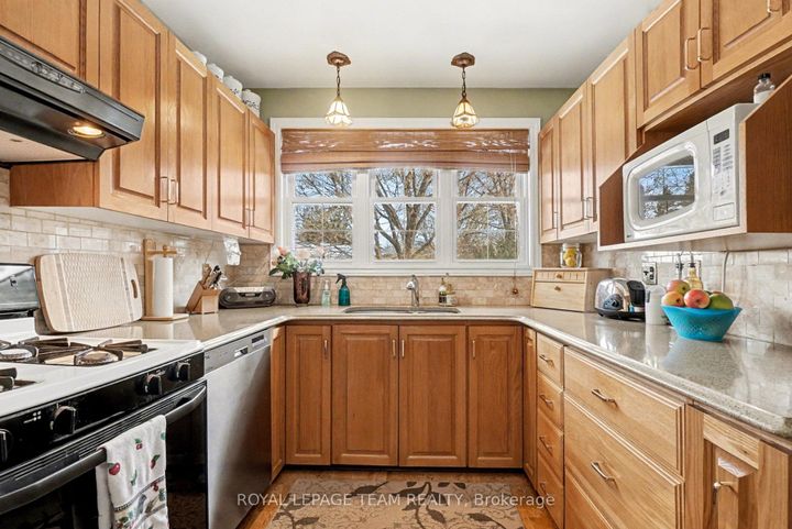 Photo 8 at 30 Juniper Court, Nepean (Borden Farm/Stewart Farm/Carleton Heights/Parkwood Hills), Ottawa