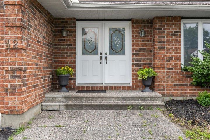 Photo 2 at 42 Pickwick Drive, Nepean (Cedargrove/Fraserdale), Ottawa