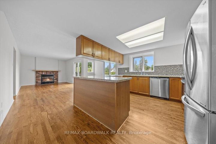 Photo 10 at 42 Pickwick Drive, Nepean (Cedargrove/Fraserdale), Ottawa