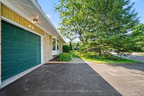 Photo 3 at 11 Springdale Crescent, Nepean (Sheahan Estates/Trend Village), Ottawa