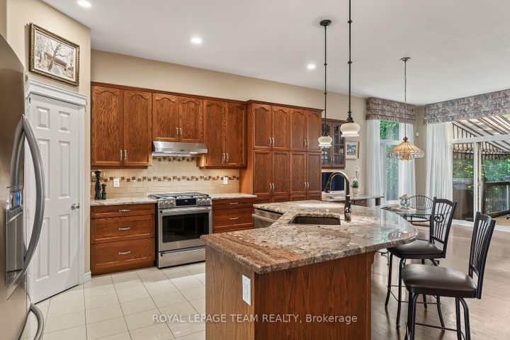 Photo 7 at 102 Golflinks Drive, Nepean (Stonebridge), Ottawa