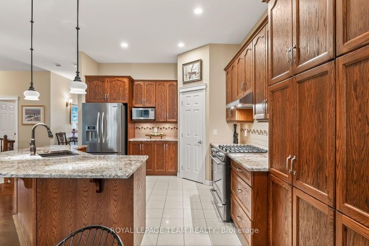 Photo 8 at 102 Golflinks Drive, Nepean (Stonebridge), Ottawa