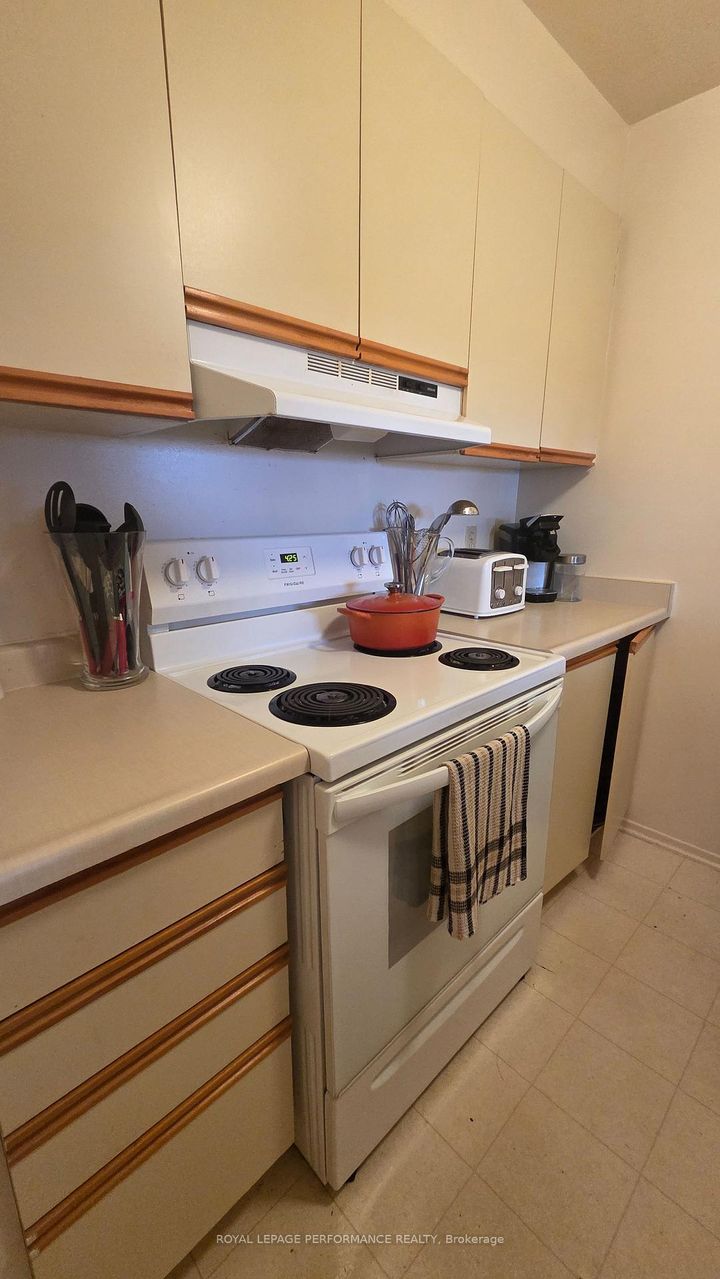Photo 1 at 115 - 218 Viewmount Drive, Nepean (Borden Farm/Stewart Farm/Carleton Heights/Parkwood Hills), Ottawa