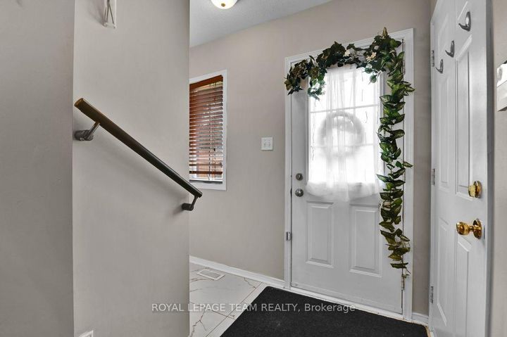 Photo 3 at 7 Karendale Street, Nepean (Barrhaven East), Ottawa