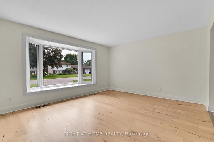 Photo 3 at 9 Leetom Crescent, Nepean (Pheasant Run), Ottawa