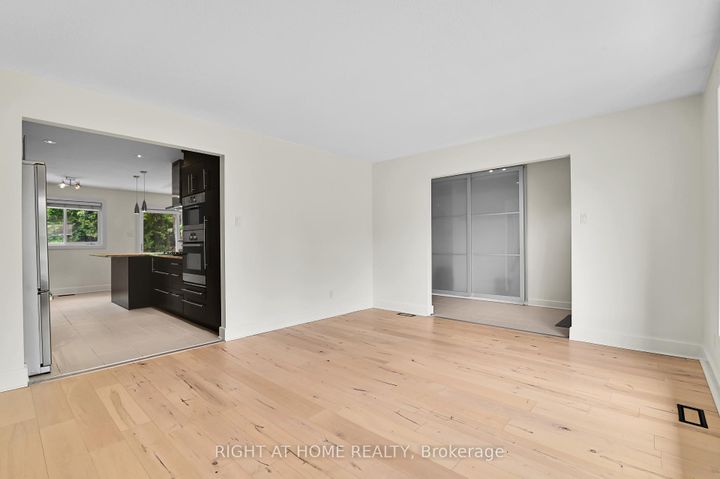 Photo 4 at 9 Leetom Crescent, Nepean (Pheasant Run), Ottawa