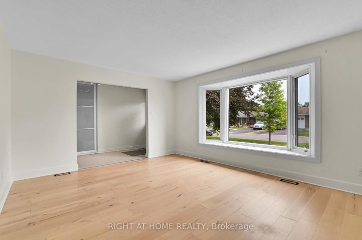 Photo 5 at 9 Leetom Crescent, Nepean (Pheasant Run), Ottawa