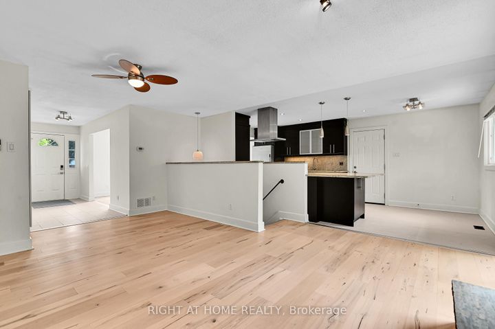 Photo 9 at 9 Leetom Crescent, Nepean (Pheasant Run), Ottawa