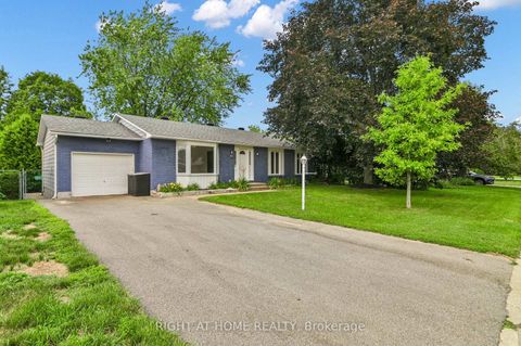Photo 1 at 9 Leetom Crescent, Nepean (Pheasant Run), Ottawa