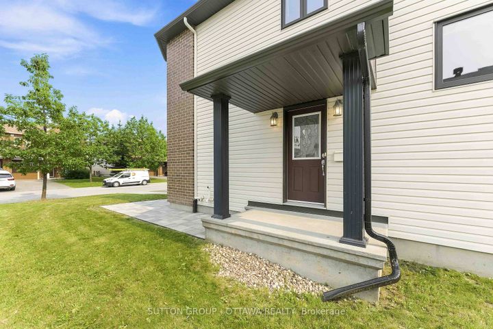 Photo 3 at 120 Dunforest Terrace, Nepean (Strandherd), Ottawa