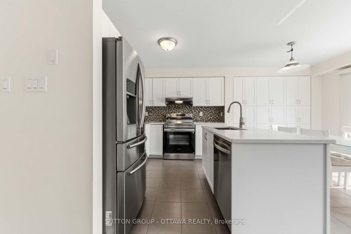 Photo 10 at 120 Dunforest Terrace, Nepean (Strandherd), Ottawa