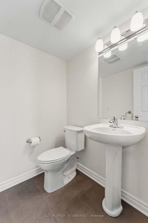 Photo 9 at 120 Dunforest Terrace, Nepean (Strandherd), Ottawa