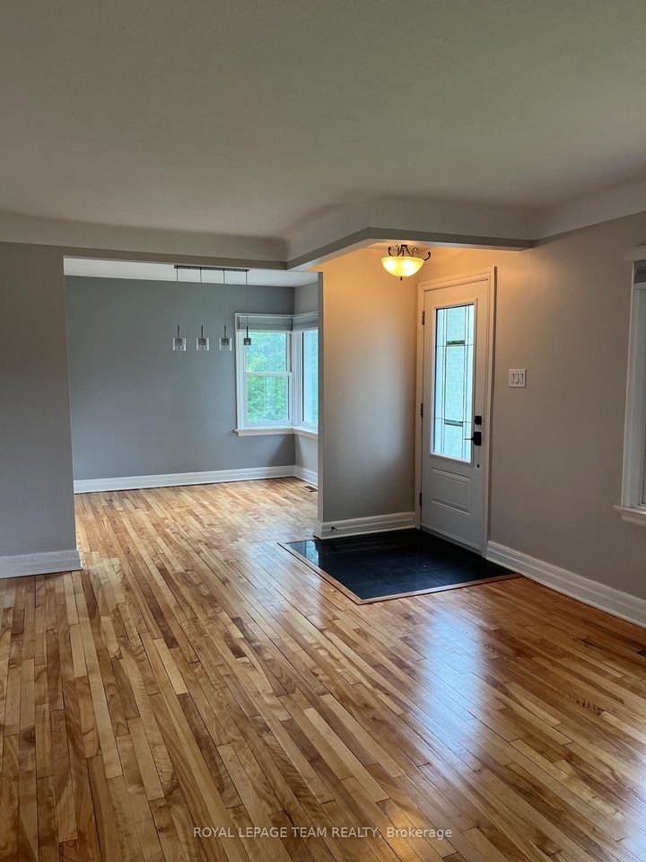 Photo 8 at 9 Tower Road E, Nepean (Meadowlands/St. Claire Gardens), Ottawa