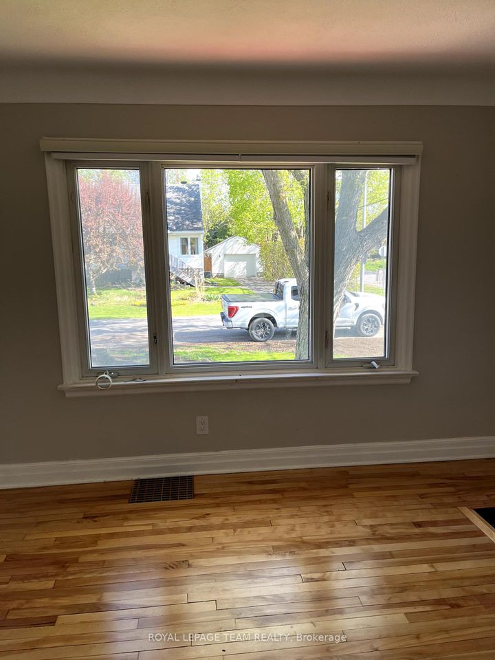 Photo 9 at 9 Tower Road E, Nepean (Meadowlands/St. Claire Gardens), Ottawa