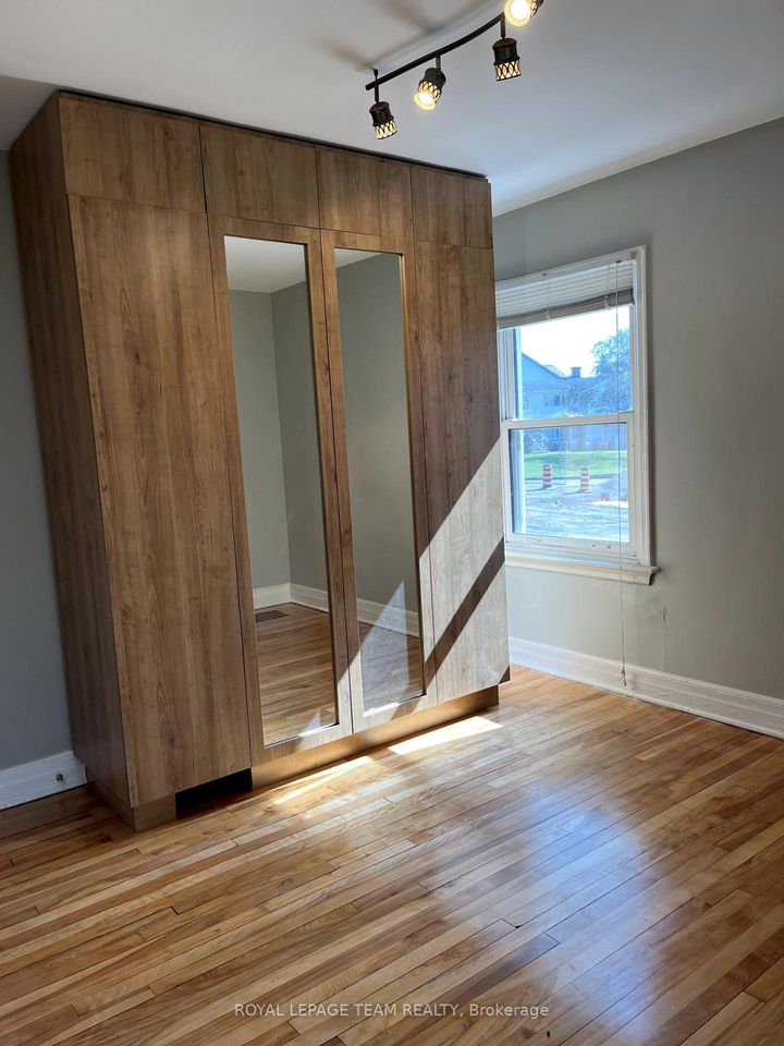 Photo 13 at 9 Tower Road E, Nepean (Meadowlands/St. Claire Gardens), Ottawa