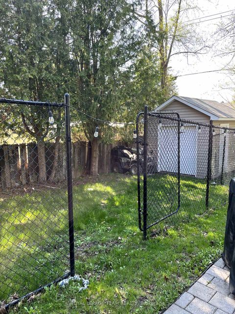 Photo 4 at 9 Tower Road E, Nepean (Meadowlands/St. Claire Gardens), Ottawa