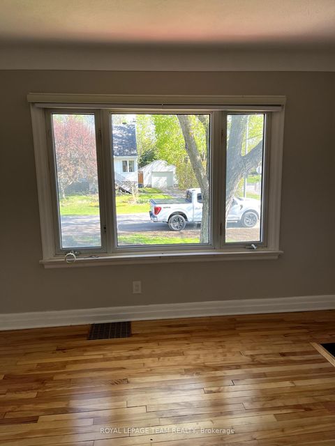 Photo 9 at 9 Tower Road E, Nepean (Meadowlands/St. Claire Gardens), Ottawa