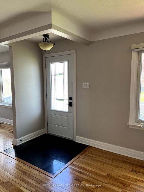 Photo 10 at 9 Tower Road E, Nepean (Meadowlands/St. Claire Gardens), Ottawa