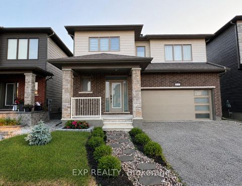 Photo 1 at 818 Crossgate Street, Nepean (Stonebridge), Ottawa