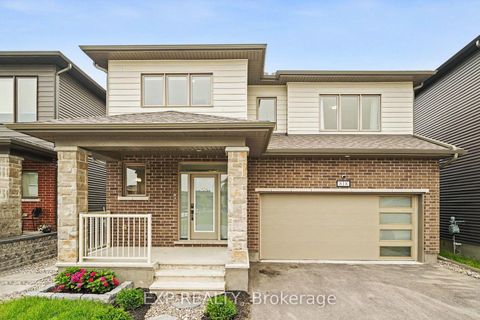 Photo 2 at 818 Crossgate Street, Nepean (Stonebridge), Ottawa