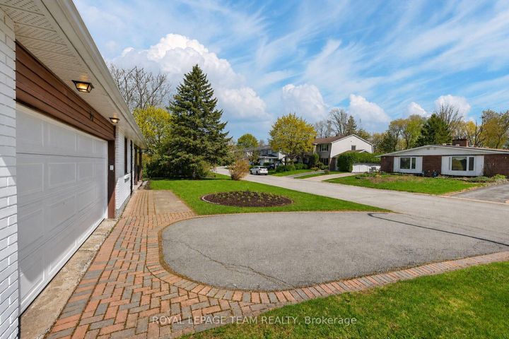 Photo 1 at 21 Lindhurst Crescent, Nepean (Briargreen), Ottawa