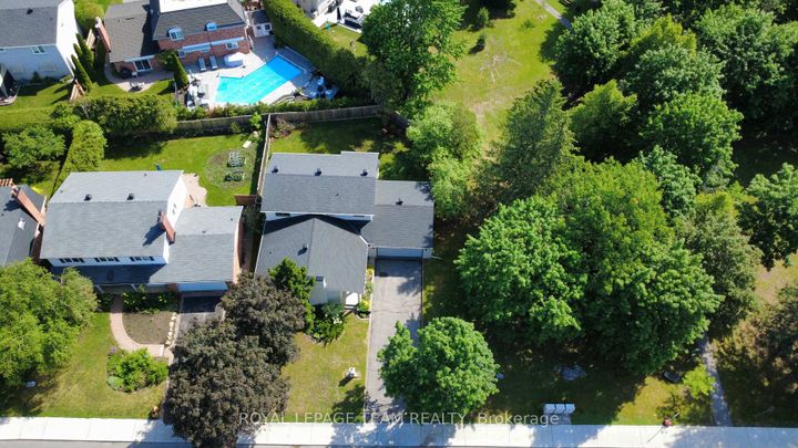 Photo 1 at 61 Amberwood Crescent, Nepean (Pineglen/Country Place), Ottawa