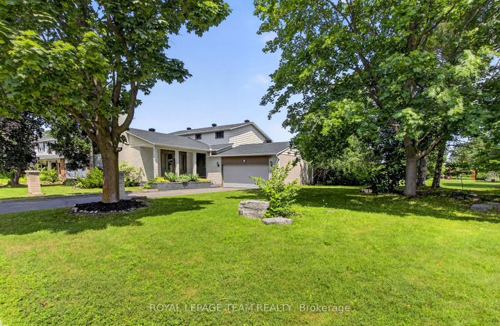 Photo 2 at 61 Amberwood Crescent, Nepean (Pineglen/Country Place), Ottawa