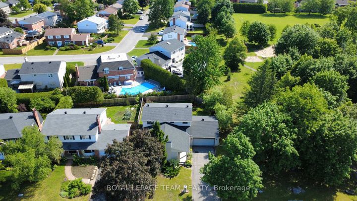 Photo 4 at 61 Amberwood Crescent, Nepean (Pineglen/Country Place), Ottawa