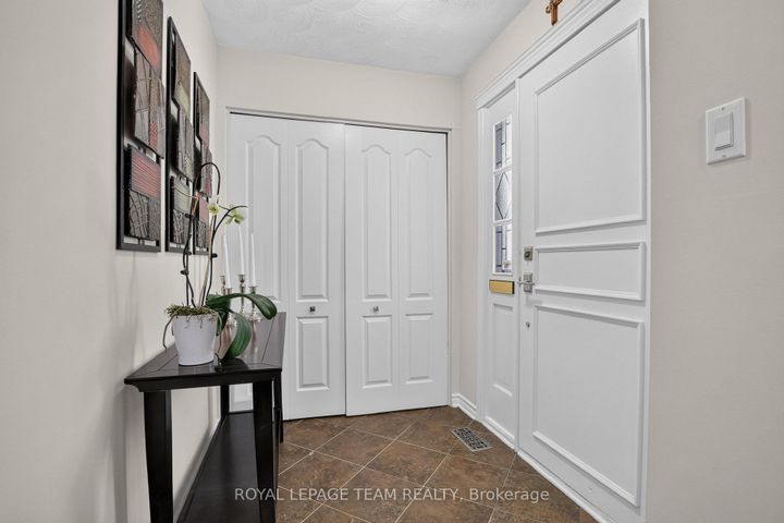 Photo 5 at 61 Amberwood Crescent, Nepean (Pineglen/Country Place), Ottawa