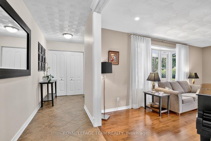 Photo 6 at 61 Amberwood Crescent, Nepean (Pineglen/Country Place), Ottawa
