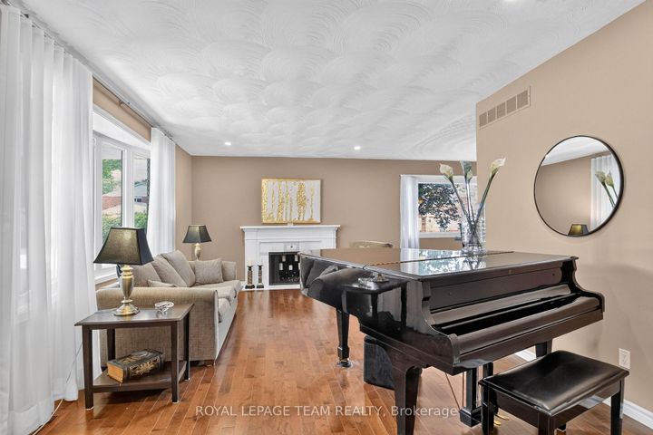 Photo 7 at 61 Amberwood Crescent, Nepean (Pineglen/Country Place), Ottawa